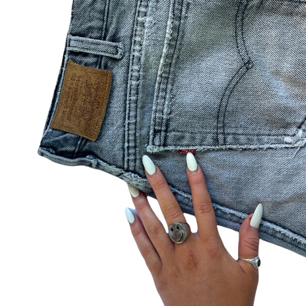 Women’s retro Levi’s shorts light wash black high waisted zip fly shorts